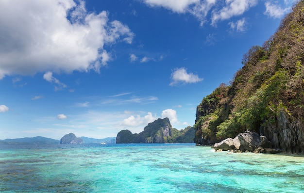 Erstaunliche malerische Ansicht der Meeresbucht und der Berginseln, Palawan, Philippinen