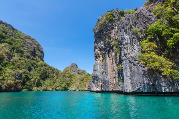 Erstaunliche malerische Aussicht auf die Meeresbucht und die Berginseln, Palawan, Philippinen