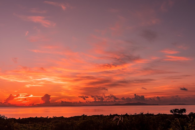 Erstaunliche Morgendämmerung mit bunten Wolken im lila Himmel am Meer