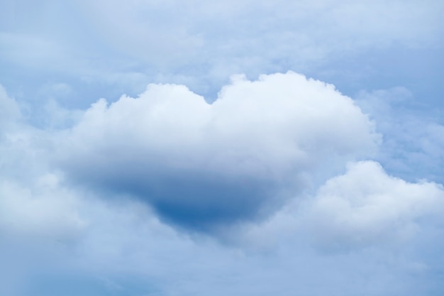 Erstaunliche natürliche Herzform Cumulus Cloud, die auf dem Himmel schwebt