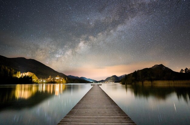 Foto erstaunliche naturlandschaft schöne aurora schönheit nachtstern galaxie himmel wolken landschaft