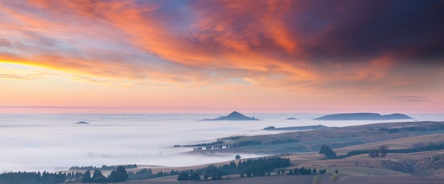 Erstaunliche neblige ländliche Landschaften am Morgen. Neuseeland wunderschöne Natur