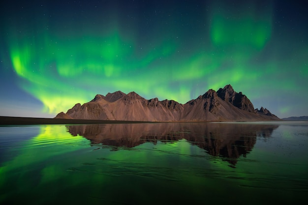 Erstaunliche Nordlichter, Aurora Borealis tanzen am Vesturhorn Berg in Island