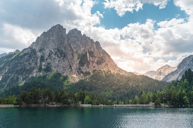 Erstaunliche Panoramalandschaft grüne Wiese im Hochgebirge bei Sonnenuntergang Malerische Aussicht