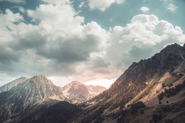 Foto erstaunliche panoramalandschaft grüne wiese im hochgebirge bei sonnenuntergang malerische aussicht