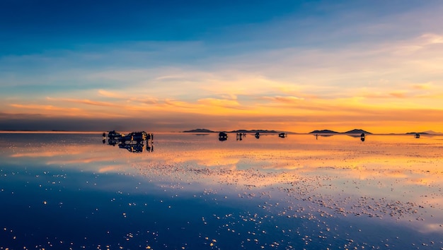 Erstaunliche Salar de Uyuni-Spiegeloberflächenlandschaft mit Touristen und Autos