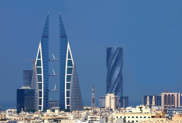 Erstaunliche Skyline von Manama mit dem ikonischen Bahrain World Trade Center oder BWTC-Gebäude und dem United Tower, Manama City, Bahrain