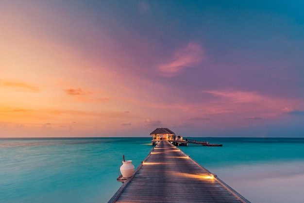 Erstaunliche Sonnenuntergangsinsellandschaft auf den Malediven. Luxus-Resort Wasservillen Holzsteg. Wunderschöner Strand