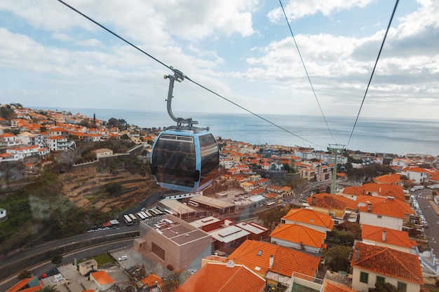 Erstaunliche stadt funchal mit orangefarbenen dächern und seilbahn am meer unterwegs auf der insel madeira