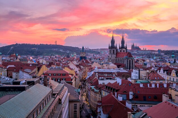 Erstaunliche Stadtbildansicht der Prager Burg und der Kirche unserer Dame Tyn, Tschechische Republik während der Sonnenuntergangszeit.