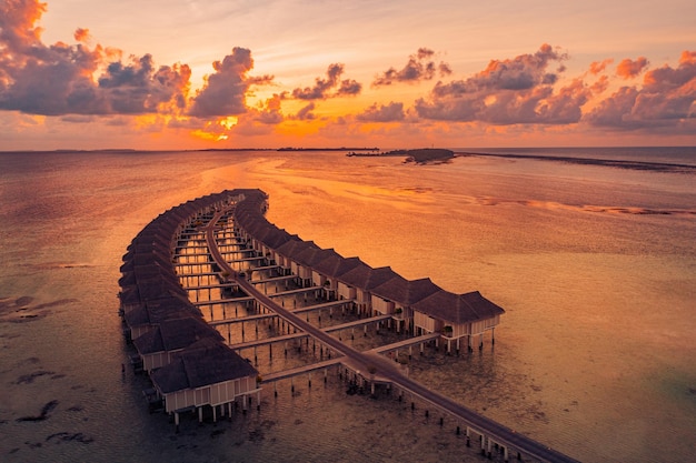 Erstaunliche Strandlandschaft. Schöne Aussicht auf den Sonnenuntergang auf den Malediven. Horizont bunte Seehimmelwolken