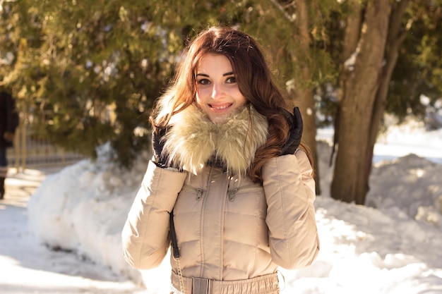 Erstaunliche süße Frau im Winter, die den Winter im Park genießt