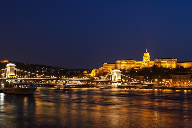 Erstaunliche Szene am beleuchteten Ufer in Budapest