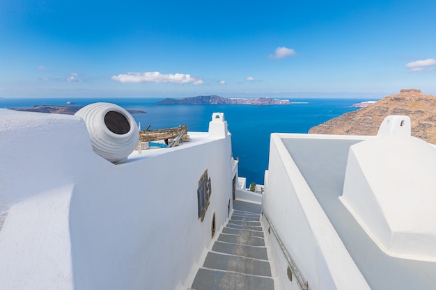 Erstaunliche Treppe zum Meer in Santorini in Griechenland Weiße Architektur als schöne Sommerlandschaft