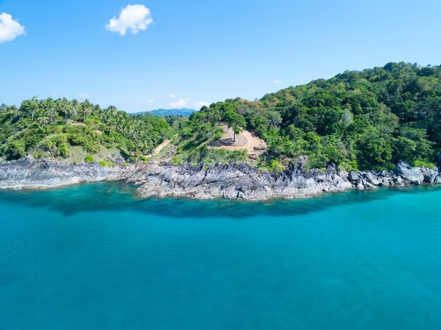 Foto erstaunliche tropische landschaft am meer. hintergrund. wellen, die auf felsen stürzen.