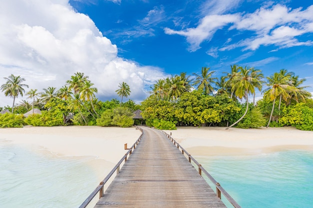 Erstaunliche tropische Strandmalediven-Landschaftspiertapete. Exotischer Inseltourismus für den Sommerurlaub