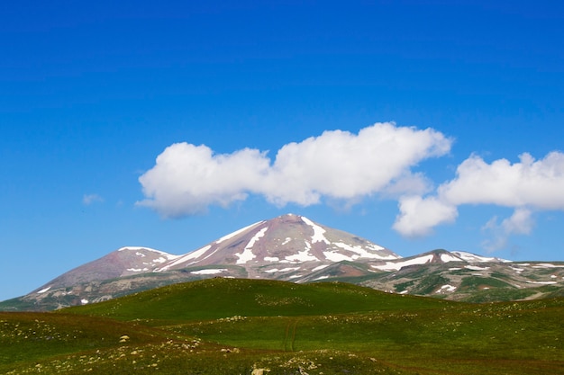 Erstaunliche und schöne Gebirgslandschaft, Schnee