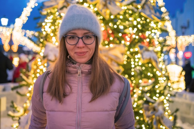 Erstaunliche Urlaubsmomente, glückliche Frau posiert in der festlichen Silvesterstraße