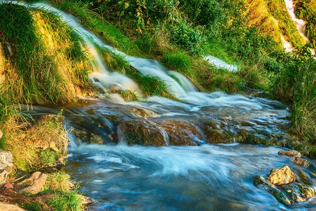 Erstaunliche Wasserfälle in Zrmanje Kroatien schöne Landschaft Reiseattraktion Sommer touristisches Konzept