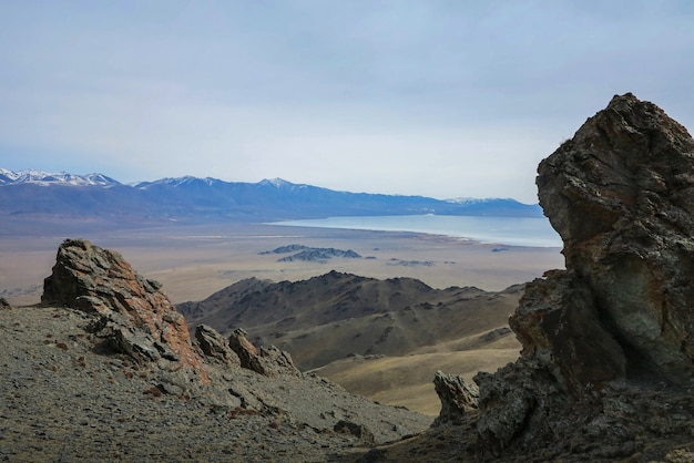 Erstaunliche Winterlandschaft in der Mongolei Bunte Szene in den Bergen Tsagaan Shuvuut Nationalpark