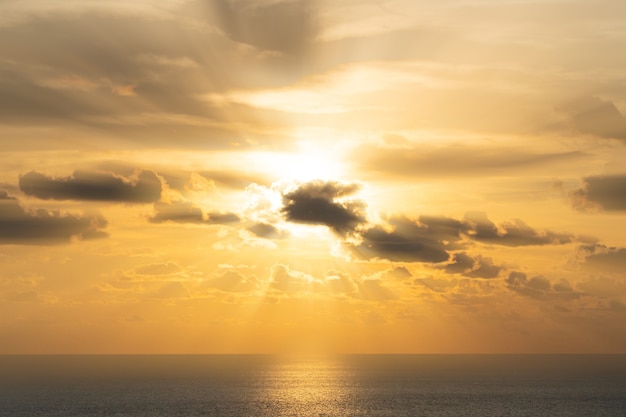 Erstaunliche Wolke und Sonnenlicht im Sonnenuntergang