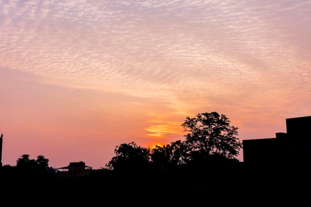 Erstaunliche Wolkenbildung im farbenfrohen Himmel während eines Monsun-Sonnenaufgangmorgens