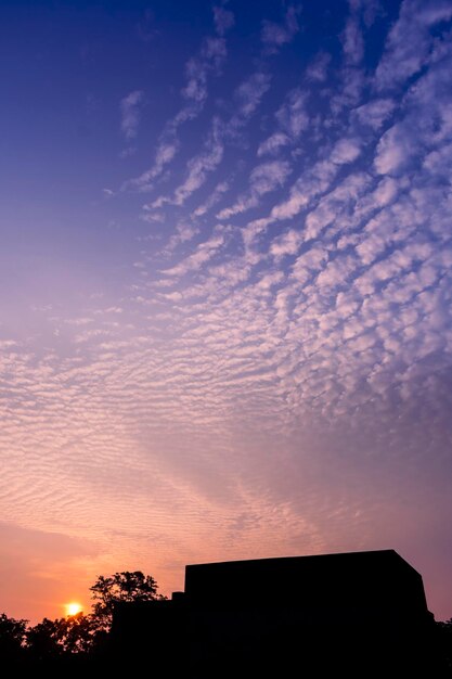 Erstaunliche Wolkenbildung im farbenfrohen Himmel während eines Monsun-Sonnenaufgangmorgens