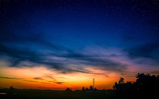 Erstaunlicher Abendhimmel über ländlicher Landschaft