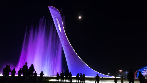 Erstaunlicher beleuchteter musikalischer Brunnen nachts im Olympiapark in Sotschi, Russland.
