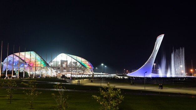 Erstaunlicher beleuchteter musikalischer Brunnen und Olympiastadion "Fisht" nachts in Sotschi, Russland.