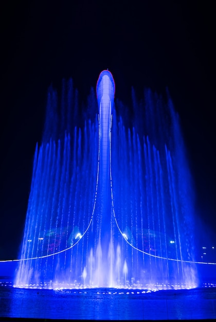 Erstaunlicher beleuchteter musikalischer Brunnen und Olympiastadion "Fisht" nachts in Sotschi, Russland.