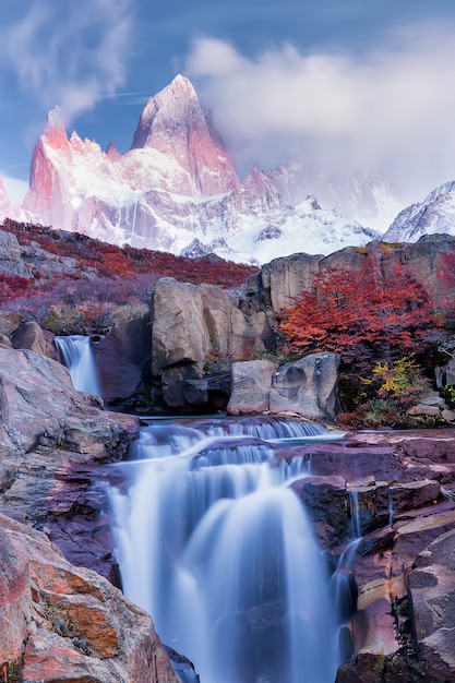Erstaunlicher Berg Fitz Roy, Buchenbüsche und der Wasserfall, Los Glaciares Nationalpark, Anden, Patagonien, Argentinien