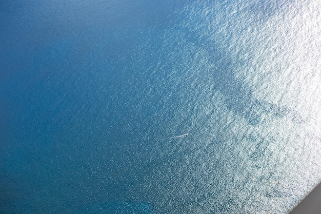 Erstaunlicher blauer Atlantik mit Wellen und einer weiten Aussicht auf die Yachtspitze