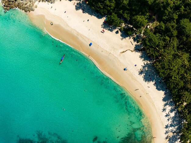 Foto erstaunlicher blick von oben auf den strand luftblick auf den tropischen strand und das meer