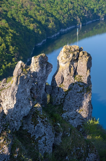 Erstaunlicher Frühlingsblick auf die Dnister River Canyon mit malerischen Felsenfeldern Blumen Dieser Ort namens Shyshkovi Gorby Nahoriany Chernivtsi Region Ukraine