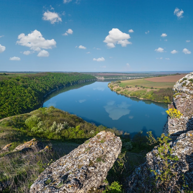 Erstaunlicher Frühlingsblick auf die Dnister River Canyon mit malerischen Felsenfeldern Blumen Dieser Ort namens Shyshkovi Gorby Nahoriany Chernivtsi Region Ukraine