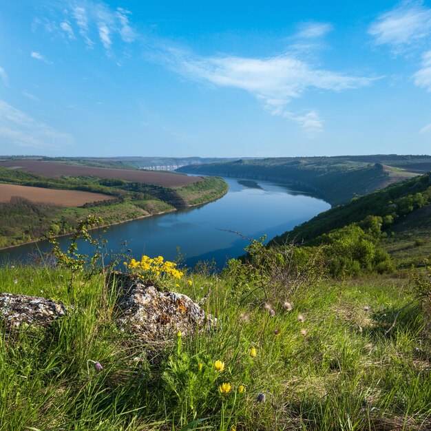 Erstaunlicher Frühlingsblick auf die Dnister-Schlucht mit malerischen Felsen, Feldern und Blumen. Dieser Ort heißt Shyshkovi Gorby Nahoriany, Region Czernowitz in der Ukraine