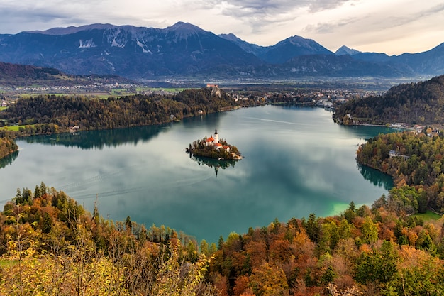 Erstaunlicher Herbstblick auf den Bleder See vom Aussichtspunkt Mala Ostojnica, Slowenien