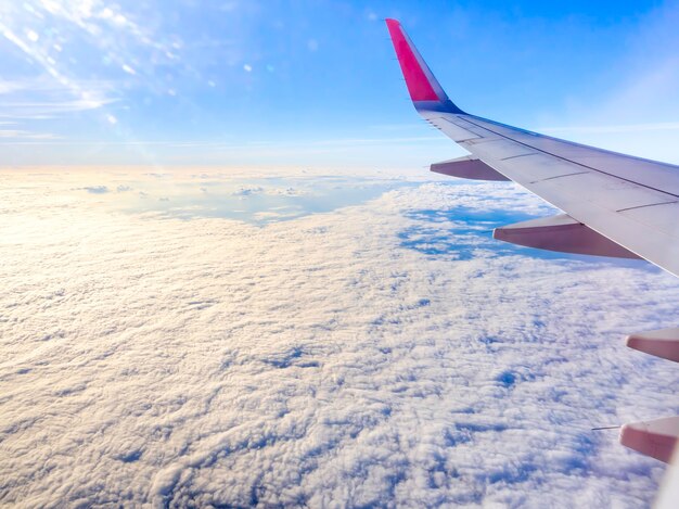 Erstaunlicher Himmel mit Wolken und Flugzeugflügel