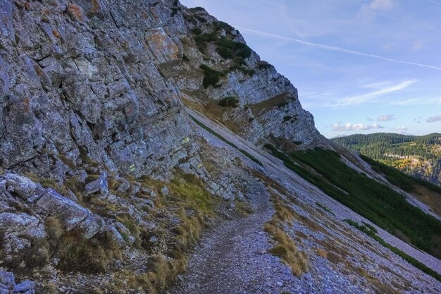 Erstaunlicher kleiner Pfad beim Wandern auf einem hohen Berg