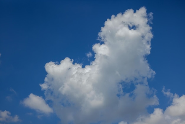 Erstaunlicher Kumulus der weißen Wolken, der auf Tageslichtzusammensetzung des natürlichen Himmels schwimmt