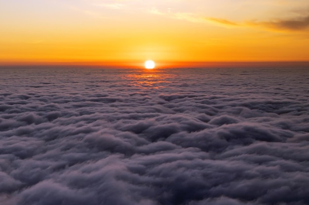 Erstaunlicher Landschaftssonnenaufgang über dicken, dichten Wolken