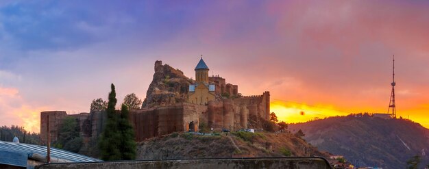 Erstaunlicher Panoramablick auf die alte Festung Narikala mit der St.-Nikolaus-Kirche bei herrlichem Sonnenuntergang tbili