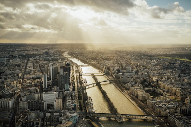 Erstaunlicher Panoramablick vom Eiffelturm im Sonnenlicht in Paris, Frankreich.