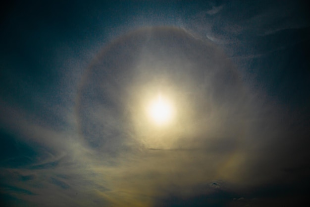 Erstaunlicher Regenbogenring Fantastischer natürlicher Sonneneffekt Schöner Diamantstaub um die Sonne