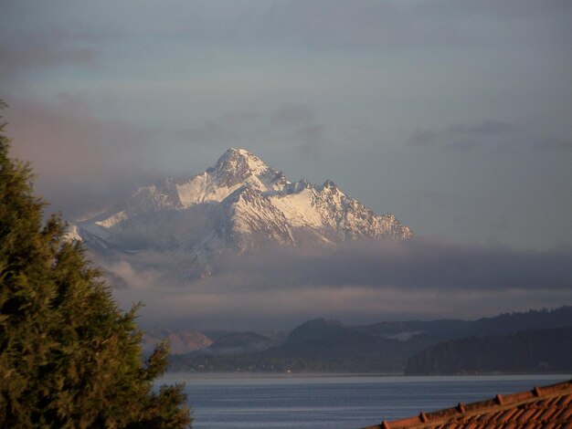 Foto erstaunlicher see und berg