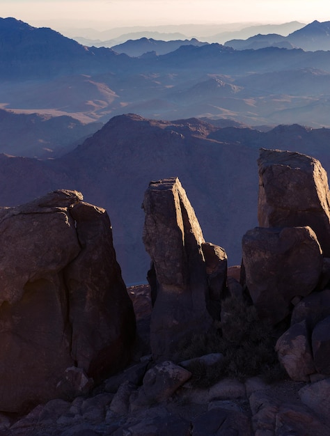 Erstaunlicher Sonnenaufgang am Sinai-Berg, schöne Morgendämmerung in Ägypten, schöne Aussicht vom Berg