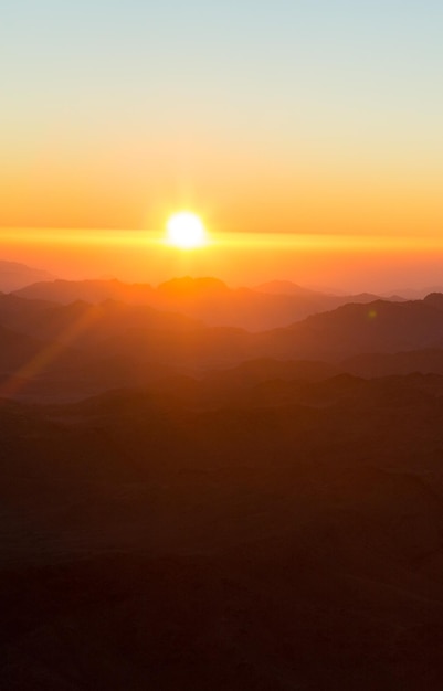 Foto erstaunlicher sonnenaufgang am sinai-berg, schöne morgendämmerung in ägypten, schöne aussicht vom berg