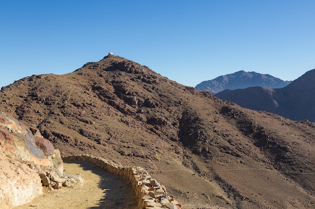 Erstaunlicher Sonnenaufgang am Sinai-Berg, schöne Morgendämmerung in Ägypten, schöne Aussicht vom Berg