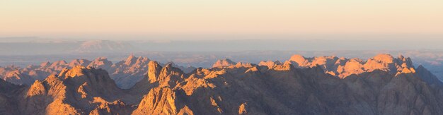 Erstaunlicher Sonnenaufgang am Sinai-Berg, schöne Morgendämmerung in Ägypten, schöne Aussicht vom Berg